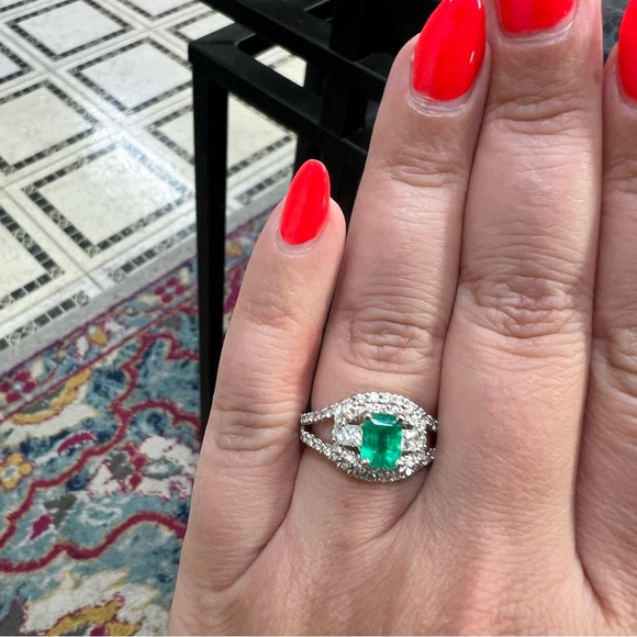 18k White Gold Diamond & Emerald Ring - Picture 5 of 9